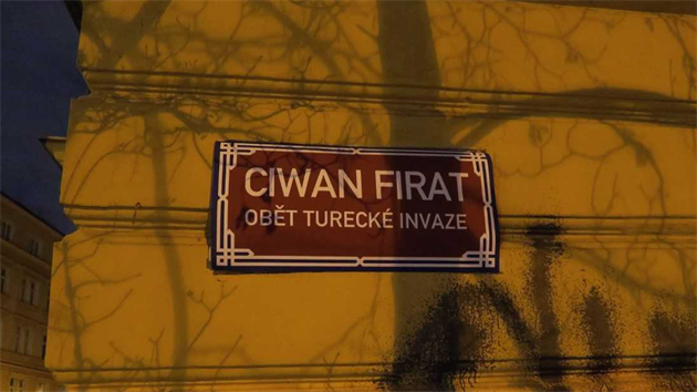 Aktivisté v noci na sobotu přelepili názvy šesti ulic na pražském Žižkově jmény lidí, kteří se stali oběťmi turecké invaze do Sýrie (14. prosince 2019)