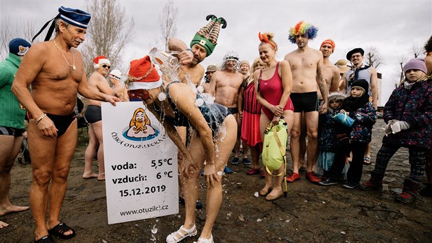 Křest, při němž jsou noví otužilci politi ze džbánu vltavskou vodou s ledem a magickými formulkami přijati za právoplatné členy otužilecké unie (15. prosince 2019).
