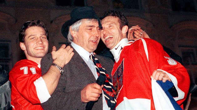 Jiří Šlégr, Ivan Hlinka a Dominik Hašek při oslavě triumfu v Naganu na Staroměstském náměstí v Praze. (23. února 1998)