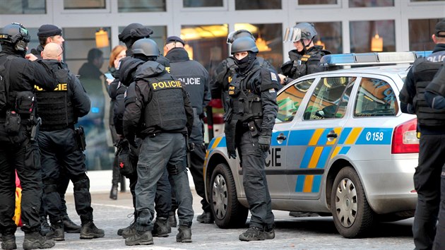 Policisté zasahují před Fakultní nemocnicí Ostrava (10. prosince 2019)