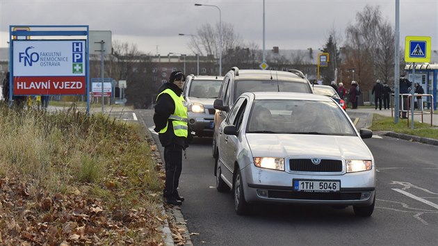 Policist zasahuj ped Fakultn nemocnic Ostrava. (10. prosince 2019)