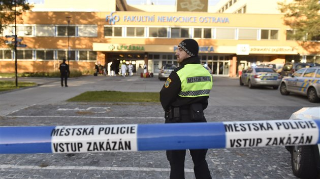Policist zasahuj ped Fakultn nemocnic Ostrava. (10. prosince 2019)