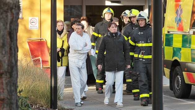 Pacienti a personál opouští ostravskou Fakultní nemocnici, kde útočník zastřelil sedm lidí. (10. prosince 2019)