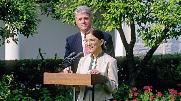 Ruth Bader Ginsburgovou nominoval na post soudkyně Nejvyššího soudu americký prezident Bill Clinton. (14. června 1993)