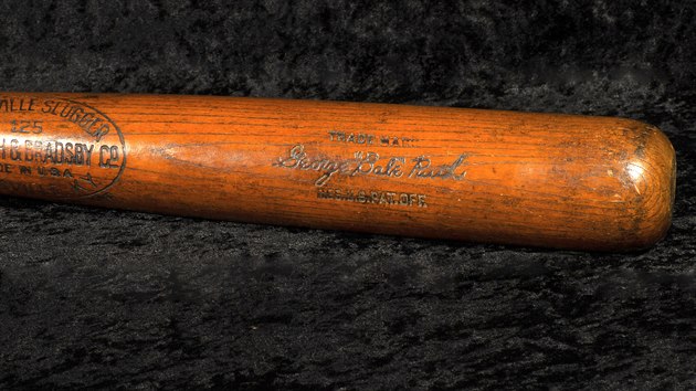 Plka, se kterou legendrn baseballista Babe Ruth odplil svj ptist homerun, se vydraila v kalifornsk aukn sni SCP Auctions za 1,08 milionu dolar.