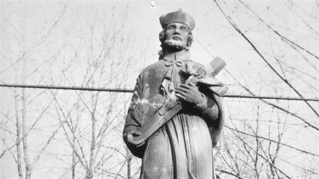 Na historick�ch sn�mc�ch je zachycena socha svat�ho Jana Nepomuck�ho, kter� p�emost�n� zdobila do druh� t�etiny 20. stolet�.