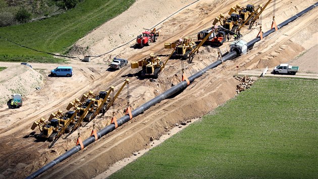 Výstavba vnitrozemské části obřího plynovodu Nord Stream 2 v německé spolkové zemi Meklenbursko - Přední Pomořansko. (14. května 2019)