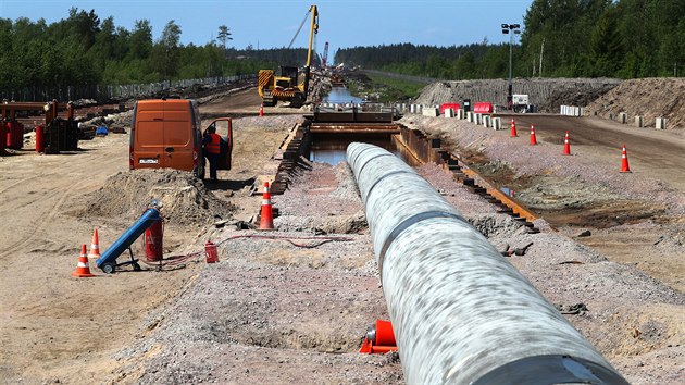 Výstavba vnitrozemské části obřího plynovodu Nord Stream 2 v Leningradské oblasti v Rusku. (5. června 2019