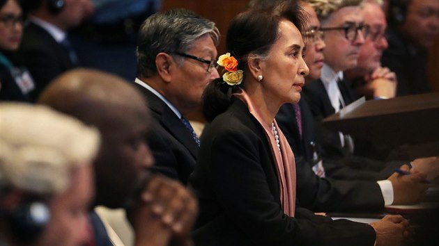 Mezinrodn soudn dvr OSN se zaal zabvat obvinnm z genocidy pslunk meninovho muslimskho etnika Rohing, kter bylo vzneseno vi Barm. Zemi ped soudem obhajuje barmsk vdkyn a nositelka Nobelovy ceny za mr Do Aun Schan Su ij. (10. prosince 2019)