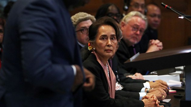 Mezinrodn soudn dvr OSN se zaal zabvat obvinnm z genocidy pslunk meninovho muslimskho etnika Rohing, kter bylo vzneseno vi Barm. Zemi ped soudem obhajuje barmsk vdkyn a nositelka Nobelovy ceny za mr Do Aun Schan Su ij. (10. prosince 2019)