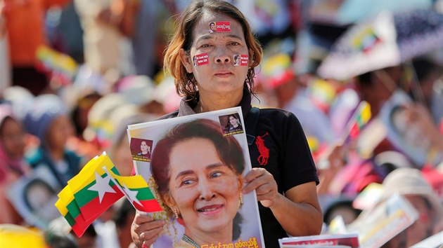 Demonstrace na podporu barmsk vdkyn a nositelky Nobelovy ceny za mr Do Aun Schan Su ij, je obhajuje Barmu ped Mezinrodnm soudnm dvorem OSN, kter se zaal zabvat obvinnm z genocidy pslunk meninovho muslimskho etnika Rohing. (10. prosince 2019)