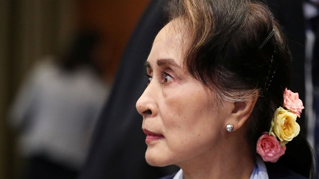 Mezinárodní soudní dvůr OSN se zabývá obviněním z genocidy příslušníků menšinového muslimského etnika Rohingů, které bylo vzneseno vůči Barmě. Zemi před soudem obhajuje barmská vůdkyně a nositelka Nobelovy ceny za mír Do Aun Schan Su Ťij. (11. prosince 2019)