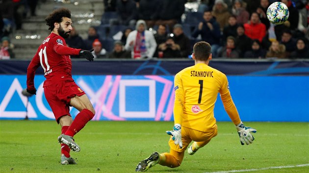 Liverpoolského Mohameda Salaha vychytal v gólové šanci brankář Salcburku Cican Stankovic.