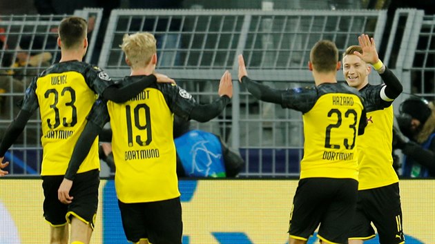 Fotbalisté Borussie Dortmund se radují z vedoucí branky v duelu Ligy mistrů proti Slavii.