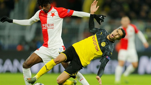 Obrnce nmeckho Dortmundu Araf Hakim odpadl po jednom ze souboj od slvisty Petera Olayinky v duelu Ligy mistr.