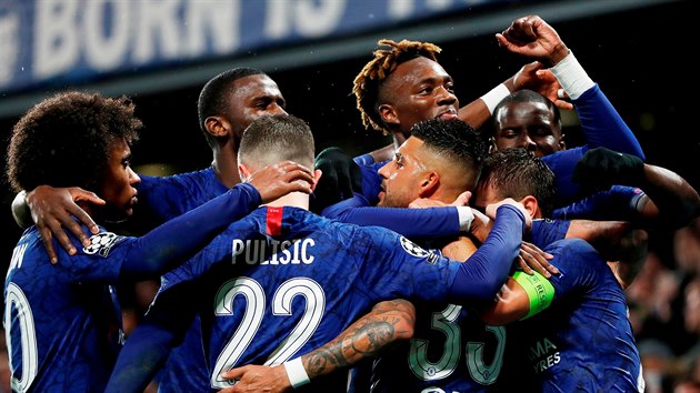 Fotbalist anglick Chelsea se raduj z glu do st Lille v domcm utkn Ligy mistr.