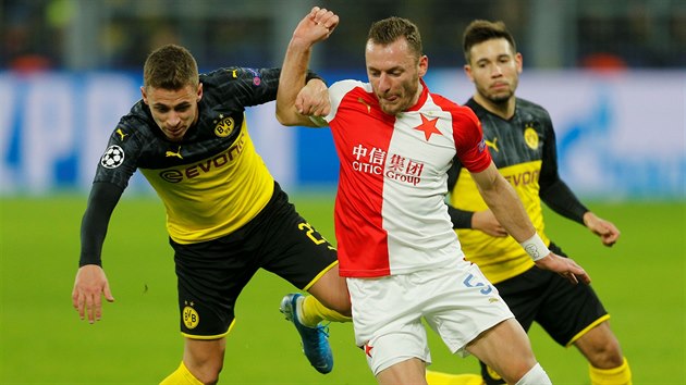 Slvistick obrnce Vladimr Coufal se petlauje s Thorganem Hazardem, zlonkem Dortmundu, v utkn Ligy mistr v Nmecku.