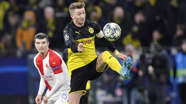 Útočník Dortmundu Marco Reus si zpracovává míč, slávista Ondřej Kúdela ho pouze sleduje.