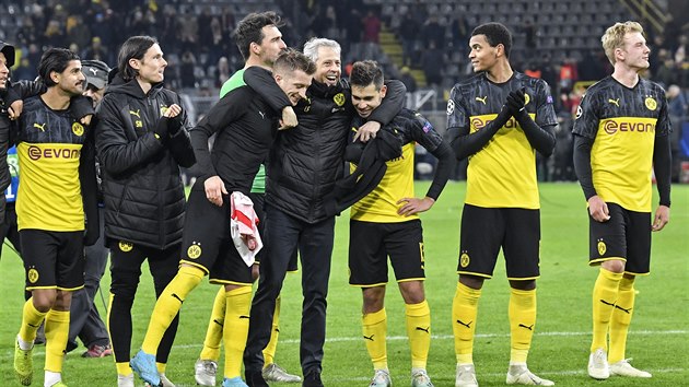 Vítězství nad Slavií a postup do osmifinále Ligy mistrů slavil s fotbalisty a fanoušky také trenér Borussie Dortmund Lucien Favre.