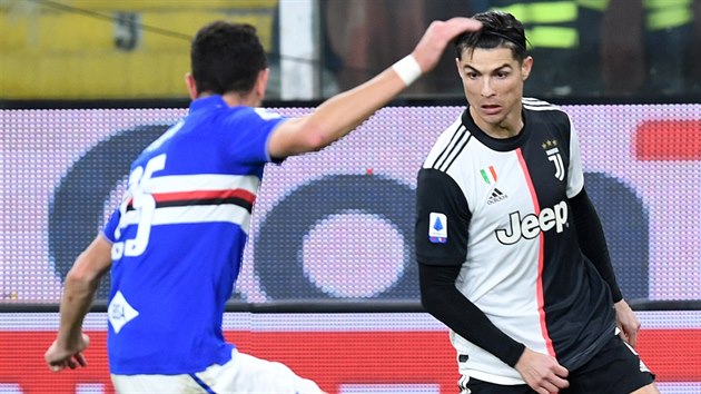 Cristiano Ronaldo v akci bhem ligovho utkn Juventusu se Sampdori Janov.