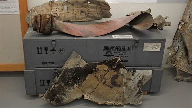 Fragmenty letadel nalezen�ch na st�edn� Morav� po leteck� bitv� z roku 1944.
