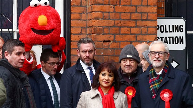 Britov vol v pedasnch parlamentnch volbch, mezi nimi i pedseda opozinch labourist Jeremy Corbyn (vpravo) se svou enou Laurou Alvarezovou. (12. prosince 2019)