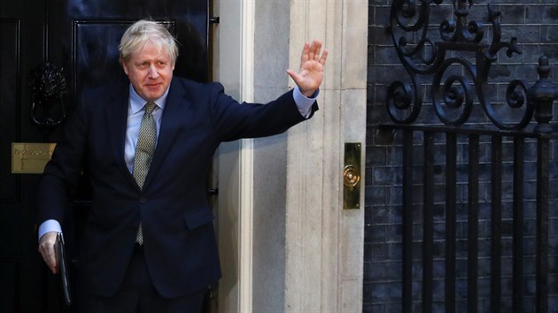 Britsk premir Boris Johnson m projev po pedasnch parlamentnch volbch, kter se svmi konzervativci pesvdiv vyhrl. (13. prosince 2019)