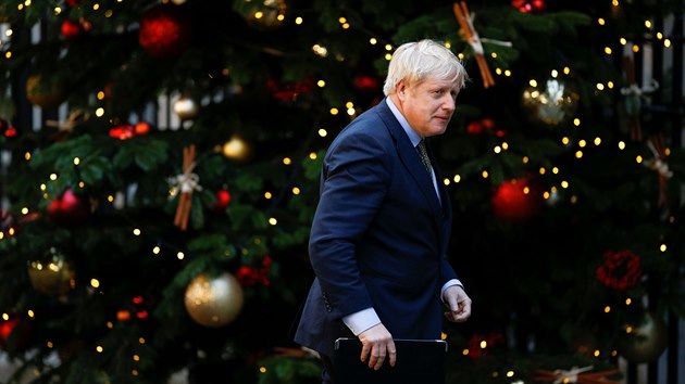 Britsk premir Boris Johnson m projev po pedasnch parlamentnch volbch, kter se svmi konzervativci pesvdiv vyhrl. (13. prosince 2019)