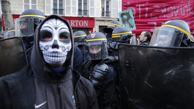 Francouzi protestuj proti dchodov reform. Snmek pochz z Pae. (17. prosince 2019)