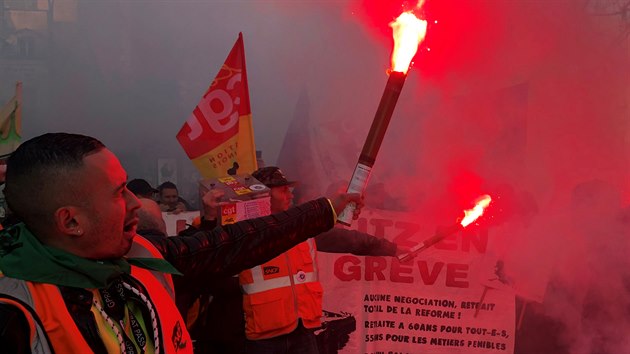 Francouzi protestuj proti dchodov reform. Snmek pochz z Pae. (17. prosince 2019)