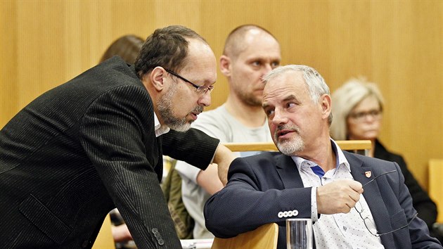 Na snímku se domlouvají náměstek primátora Petr Holický (vlevo) a zastupitel František Konečný (oba ANO).