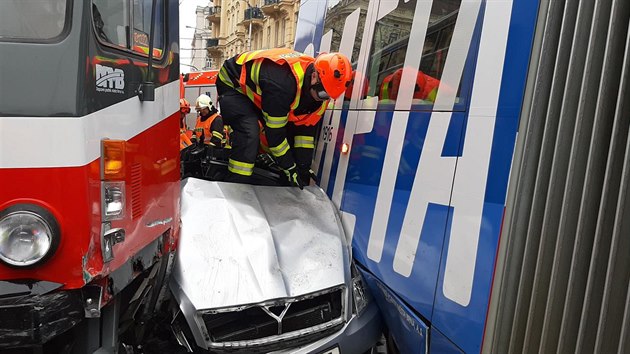 Srážka auta se dvěma tramvajemi na Konečného náměstí v Brně (16. prosince 2019)