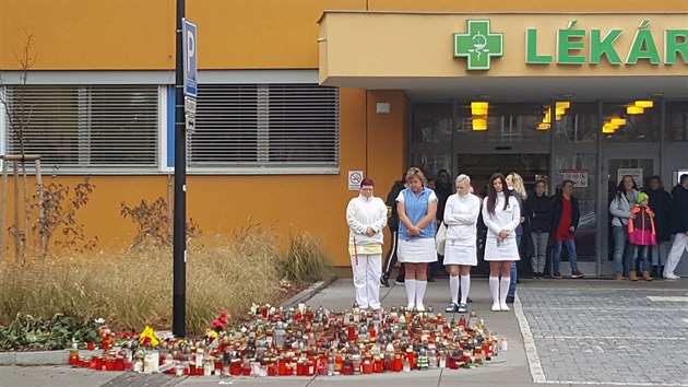 Za zvuku sirn, kter se rozeznly po cel zemi, lid kladli dal svky na pietn msta v arelu Fakultn nemocnice v Ostrav. (17. prosince 2019)