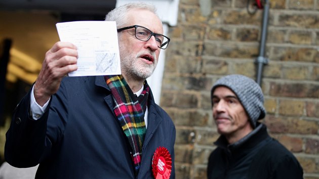 Pedseda opozinch labourist Jeremy Corbyn pot, co odvolil v jedn z londnskch volebnch mstnost. (12. prosince 2019)