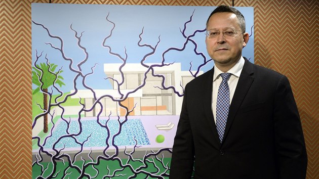 Slovensk ministr financ Ladislav Kamenick stoj u jednoho ze svch obraz, jejich vstava byla zahjena 12. prosince 2019 v Obansk plovrn v Praze.