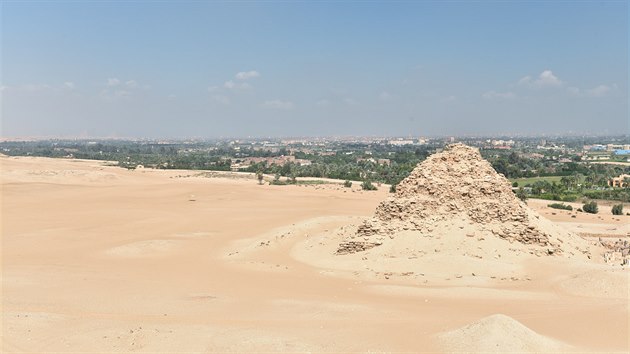 Sahuerova pyramida v Abúsíru s rozvalinami jeho zádušního chrámu. Vlevo v dáli jsou patrné velké pyramidy v Gíze.