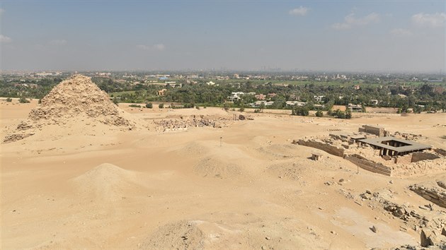 Pohled na Sahureovu pyramidu a Ptahepsesovu mastabu vAbsru