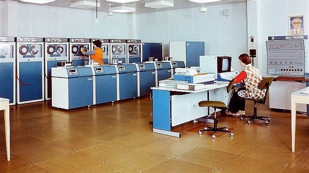 Sálový počítač řady ES EVM (ES 1035). Na podobném stroji vedla KGB databázi nepřátel.