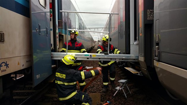 Drážní hasiči evakuovali v Zámrsku cestující z bratislavského expresu pomocí speciální lávky.