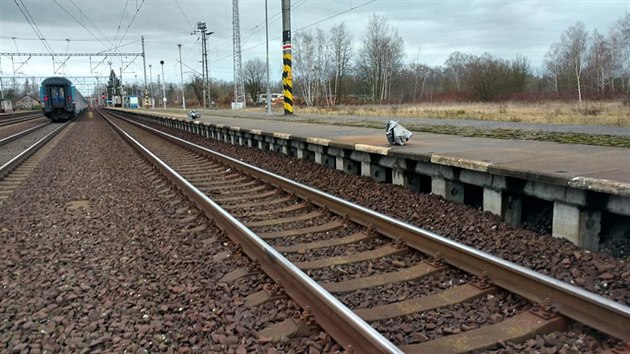 Vlak podle železničářů narazil do kovové části krytu neznámého zařízení.