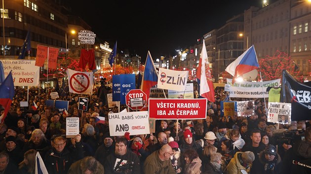 V Praze se demonstruje proti Babiovi, lid uct obti tragdie. (10. prosince 2019)