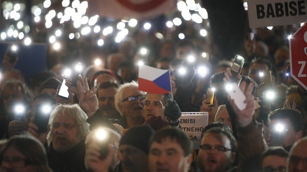 Spolek Milion chvilek zorganizoval demonstraci na Vclavskm nmst. Organiztoi vyzvaj premira Andreje Babie k odstoupen z funkce (10. prosince 2019).