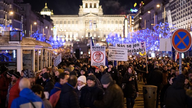 Spolek Milion chvilek zorganizoval demonstraci na Václavském náměstí. Organizátoři vyzývají premiéra Andreje Babiše k odstoupení z funkce. (10. prosince 2019)