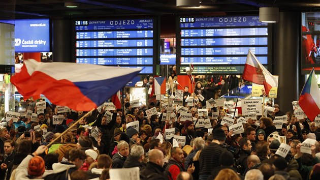 Demonstranti se z Vclavskho nmst pesunuli na hlavn ndra. (10. prosince 2019)