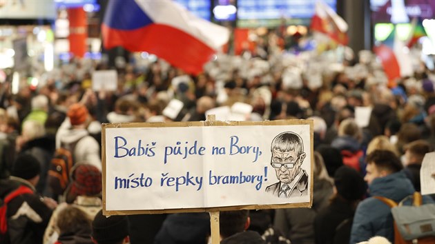 Demonstranti se z Václavského náměstí přesunuli na hlavní nádraží. (10. prosince 2019)