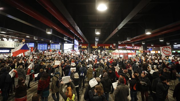 Demonstranti se z Václavského náměstí přesunuli na hlavní nádraží. (10. prosince 2019)