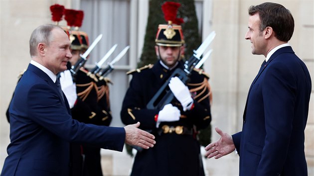 Rusk� prezident Vladimir Putin se sv�m francouzsk�m prot�j�kem Emmanuelem Macronem na summitu v Pa��i (9. prosince 2019)