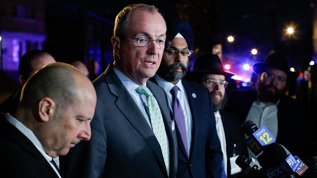 Guvernr Phil Murphy informoval novine o aktulnm dn v souvislosti se stelbou v New Jersey. (10. prosince 2019)