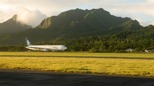Letadlovou dopravuje poskytuj mstn aerolinky Air Rarotonga.