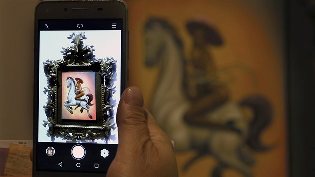 Turista si fotografuje obraz mexickho revolucione Emiliana Zapaty. (10. prosince 2019)